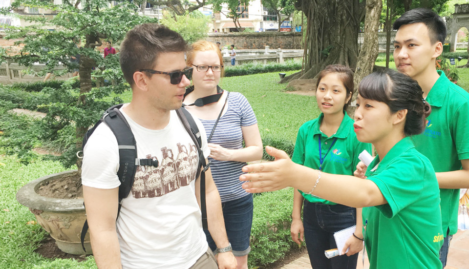 Đội “Hỗ trợ du lịch Thăng Long - Hà Nội”: Lợi ích kép cho ngành kinh tế xanh - Ảnh 1
