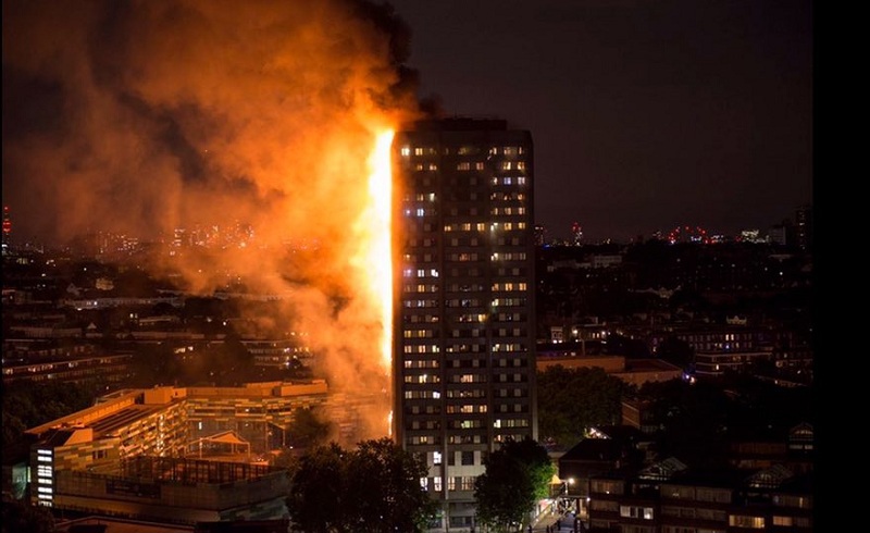 Cháy tòa nhà 27 tầng ở London: Nạn nhân hoảng sợ phát tín hiệu cầu cứu - Ảnh 1