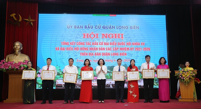 Hơn 100 tập thể, cá nhân quận Long Biên được khen thưởng về công tác bầu cử - Ảnh 1