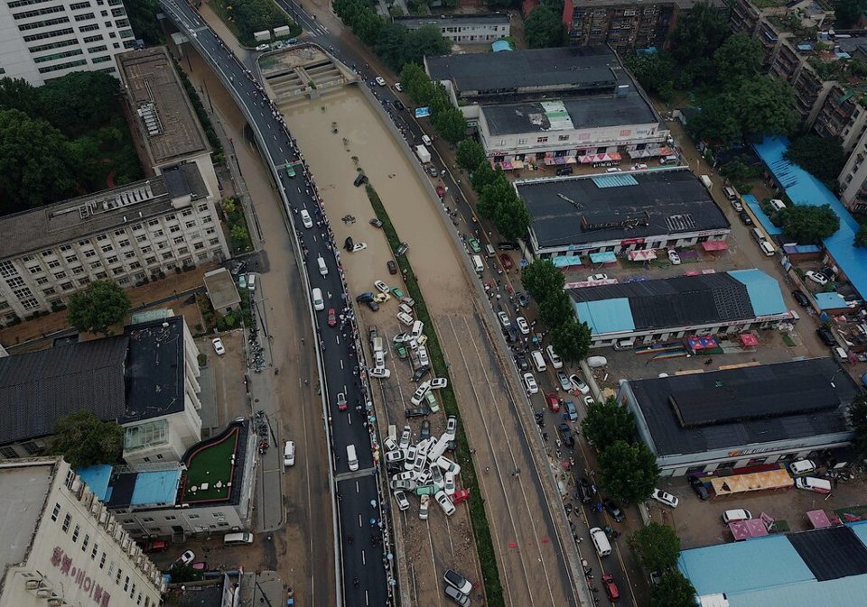Lũ lụt kinh hoàng ở Trung Quốc: Hiểm họa ngập các đường hầm trên cao tốc - Ảnh 1