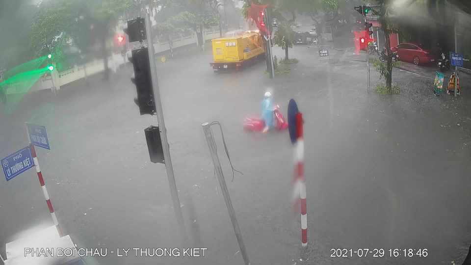 Hà Nội: Đường phố vắng tanh trong chiều mưa lớn, một số tuyến phố bị ngập - Ảnh 9