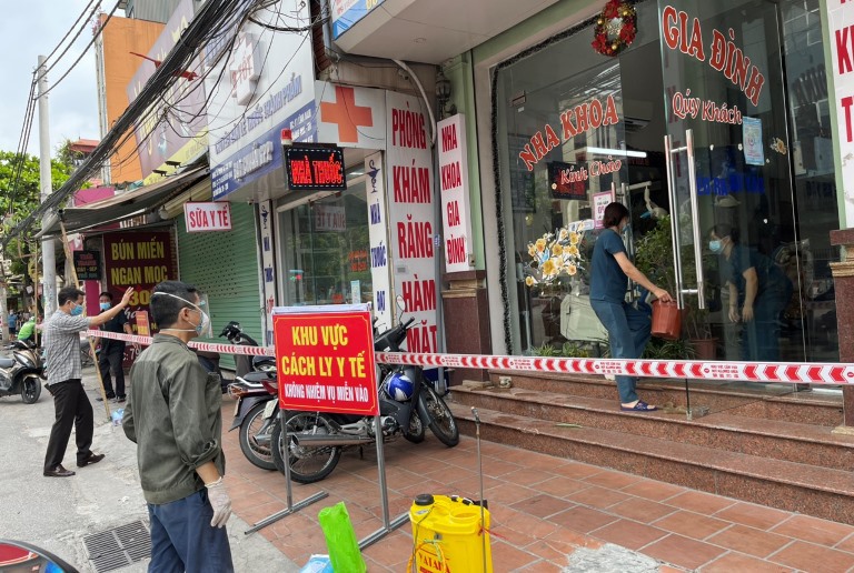Quận Hoàng Mai: Phong tỏa nhiều cửa hàng kinh doanh trên phố Lĩnh Nam do liên quan đến ca nghi nhiễm Covid-19 - Ảnh 1