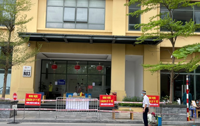 Quận Hoàng Mai: Phong tỏa nhiều cửa hàng kinh doanh trên phố Lĩnh Nam do liên quan đến ca nghi nhiễm Covid-19 - Ảnh 2