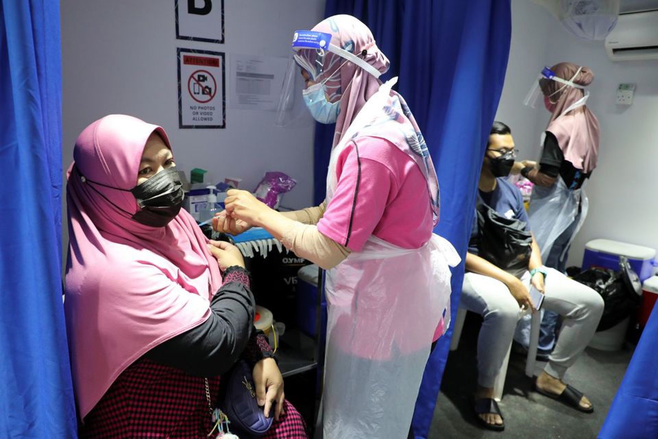 Malaysia đã có đủ lượng vaccine Covid-19 tiêm cho người dân - Ảnh 1