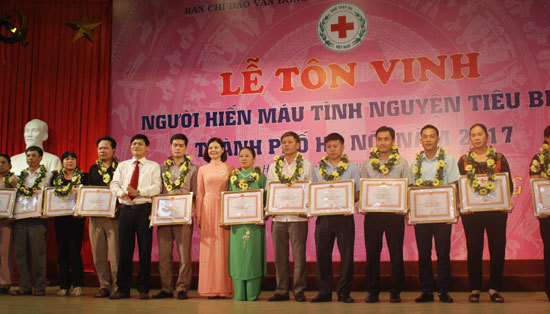 Tôn vinh Người hiến máu tiêu biểu Thủ đô năm 2017 - Ảnh 4