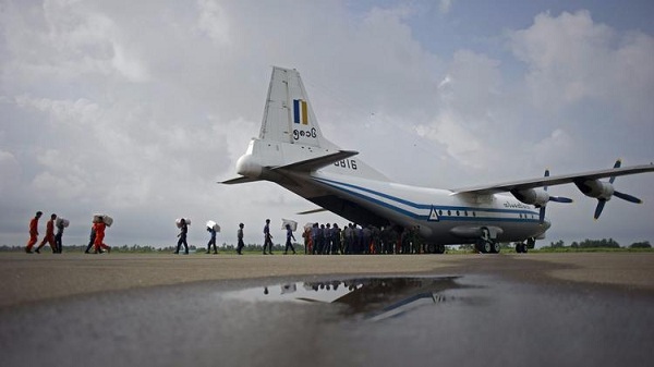 Rơi máy bay quân đội Myanmar: 20 người được cứu sống - Ảnh 1