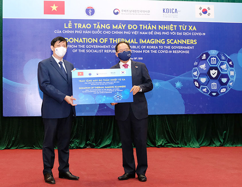 Việt Nam tiếp nhận hỗ trợ 40 máy đo thân nhiệt từ xa của Hàn Quốc - Ảnh 2