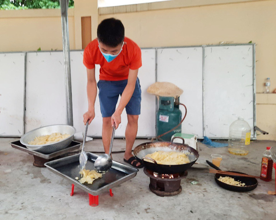 Bắc Giang: Ba mẹ con nấu hàng nghìn suất ăn miễn phí cho lực lượng chống dịch - Ảnh 3