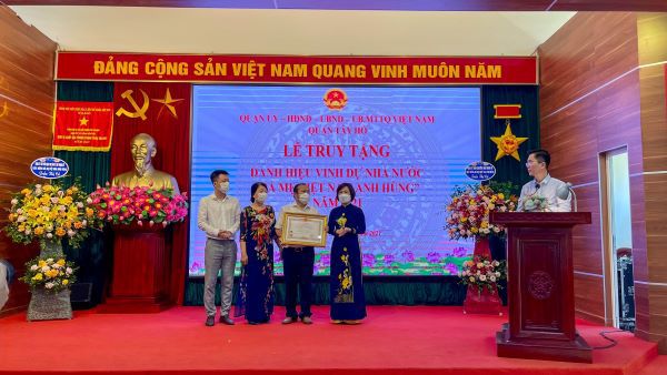Quận Tây Hồ: Tổ chức lễ truy tặng danh hiệu Nhà nước “Bà mẹ Việt Nam Anh hùng” cho mẹ Trần Thị Cả - Ảnh 1