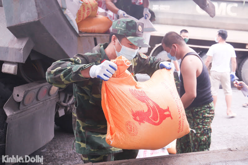 Chuyến tàu nghĩa tình: Vận chuyển gạo, nhu yếu phẩm hỗ trợ người dân ở TP Hồ Chí Minh và Bình Dương - Ảnh 4