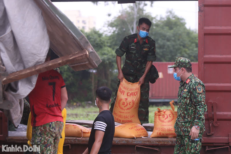 Chuyến tàu nghĩa tình: Vận chuyển gạo, nhu yếu phẩm hỗ trợ người dân ở TP Hồ Chí Minh và Bình Dương - Ảnh 2