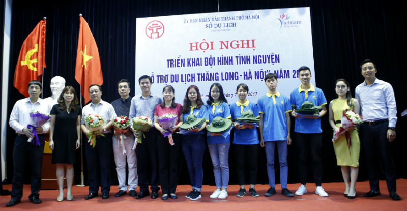 Hà Nội tăng cường 200 sinh viên hỗ trợ du khách - Ảnh 2