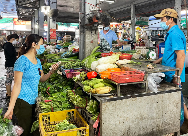 Ghi nhận tại phường đầu tiên của Hà Đông phát thẻ cho người dân luân phiên đi chợ - Ảnh 7