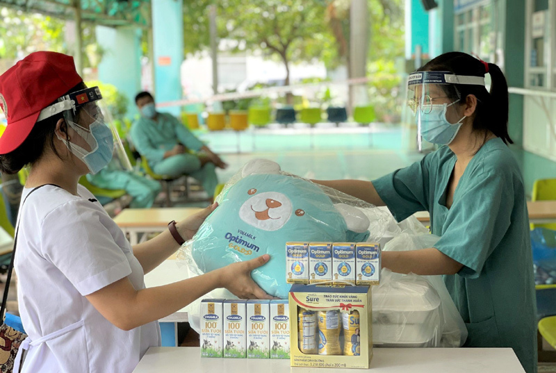 Món quà sức khỏe Vinamilk gửi đến bác sĩ, bệnh nhi tại bệnh viện Trưng vương TP Hồ Chí Minh - Ảnh 3
