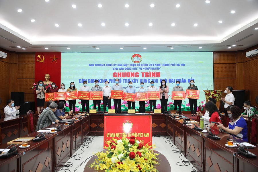 Hà Nội: Bàn giao kinh phí hỗ trợ xây dựng 100 nhà Đại đoàn kết - Ảnh 1