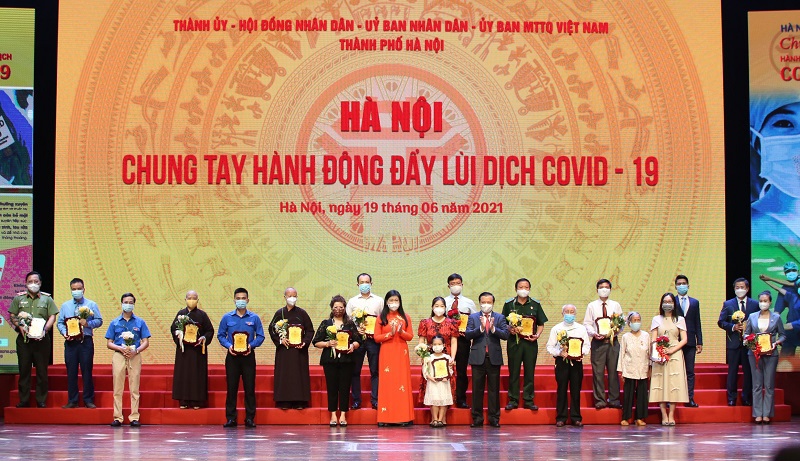 ''Hà Nội chung tay hành động đẩy lùi dịch Covid-19'': Mỗi người dân, doanh nghiệp đều cố gắng đồng lòng, góp sức ủng hộ chương trình - Ảnh 1