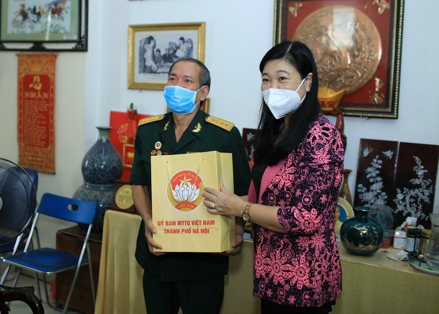 Chủ tịch Ủy ban MTTQ TP Nguyễn Lan Hương thăm, tặng quà gia đình chính sách quận Tây Hồ - Ảnh 2