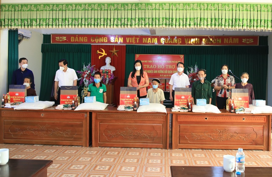 Chủ tịch Ủy ban MTTQ Việt Nam TP Nguyễn Lan Hương trao quà hỗ trợ vượt qua dịch Covid-19 cho hộ nghèo xã Yên Bài (Ba Vì) - Ảnh 1