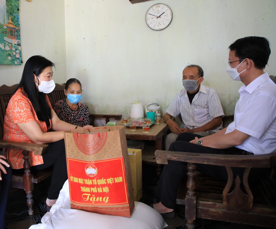 Chủ tịch Ủy ban MTTQ Việt Nam TP Nguyễn Lan Hương trao quà hỗ trợ vượt qua dịch Covid-19 cho hộ nghèo xã Yên Bài (Ba Vì) - Ảnh 2
