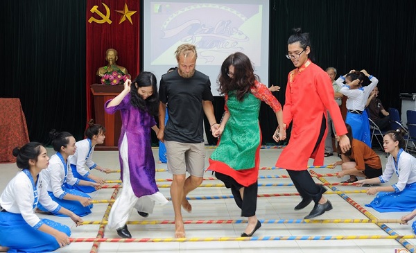 Ấn tượng lớp học múa truyền thống Việt Nam cho người nước ngoài - Ảnh 2