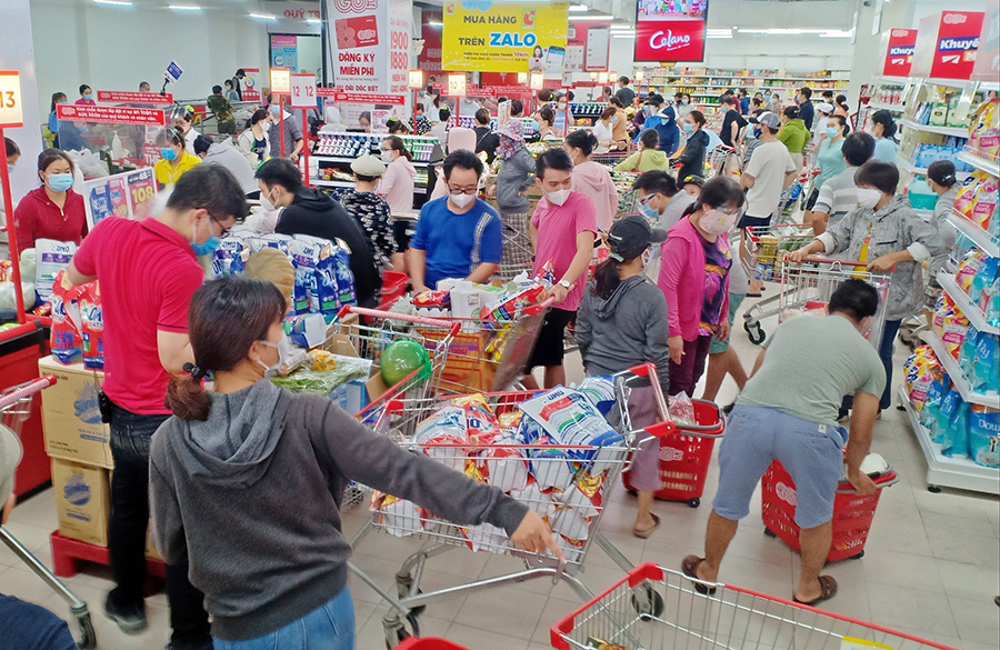 [Ảnh] Người dân Đà Nẵng đổ xô đi mua hàng hóa dự trữ - Ảnh 6