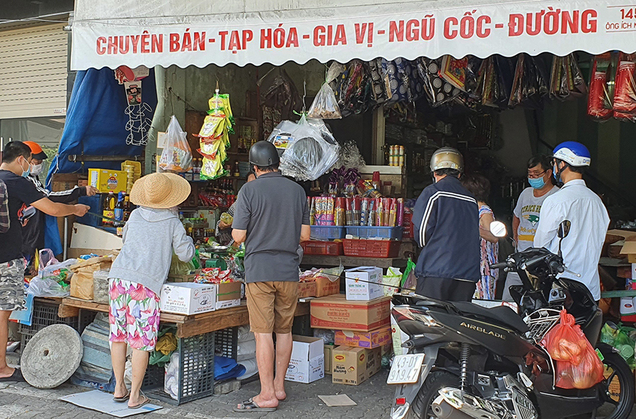 [Ảnh] Người dân Đà Nẵng đổ xô đi mua hàng hóa dự trữ - Ảnh 8
