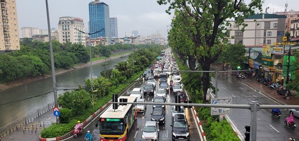 Đường phố Hà Nội ùn tắc trong mưa lớn - Ảnh 12