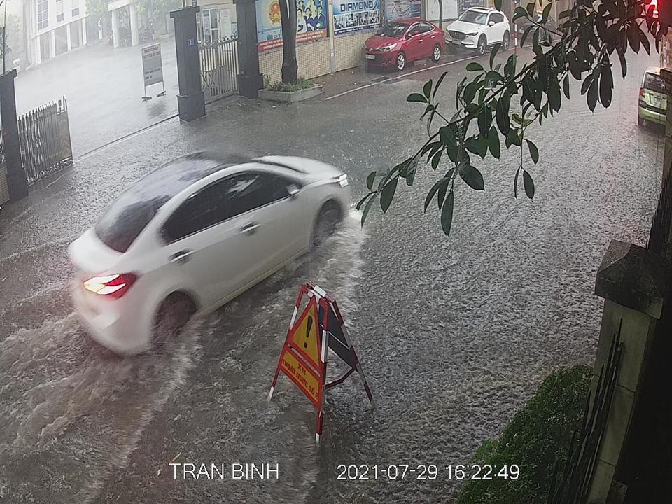 Hà Nội: Đường phố vắng tanh trong chiều mưa lớn, một số tuyến phố bị ngập - Ảnh 10
