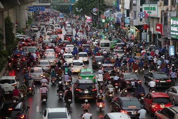 Đường phố Hà Nội ùn tắc trong mưa lớn - Ảnh 3