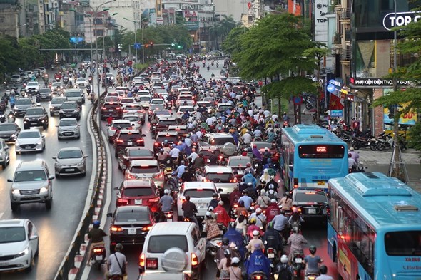 Đường phố Hà Nội ùn tắc trong mưa lớn - Ảnh 5