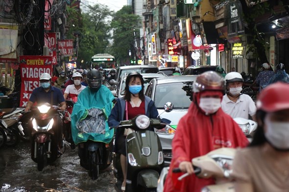 Đường phố Hà Nội ùn tắc trong mưa lớn - Ảnh 8