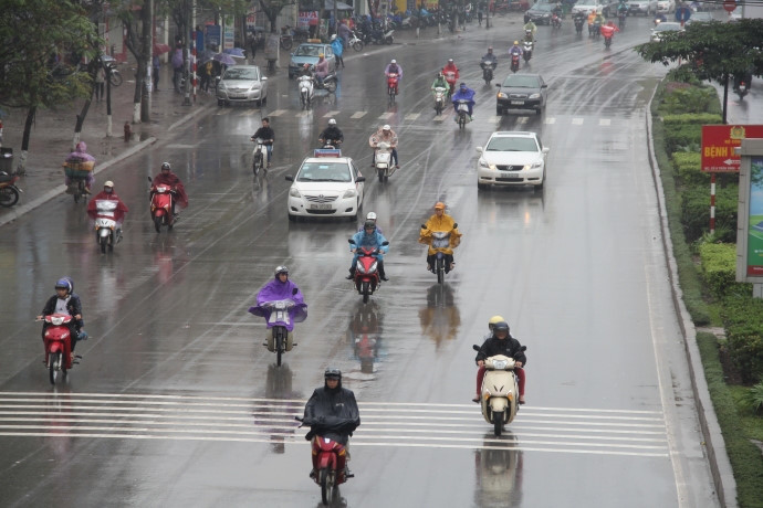Cảnh báo mưa dông khu vực nội thành Hà Nội - Ảnh 1