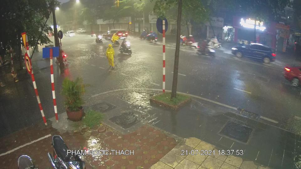 Hà Nội mưa lớn, cảnh báo nguy cơ ngập lụt trong khu vực nội thành - Ảnh 1