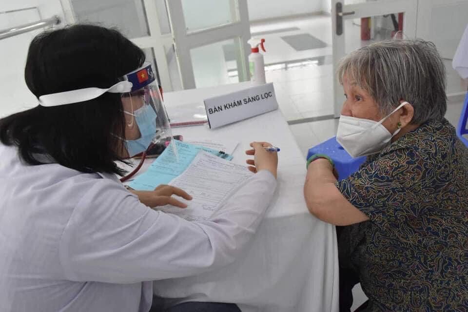 Người cao tuổi ở TP Hồ Chí Minh hồi hộp, xúc động khi được tiêm vaccine Covid-19 - Ảnh 1