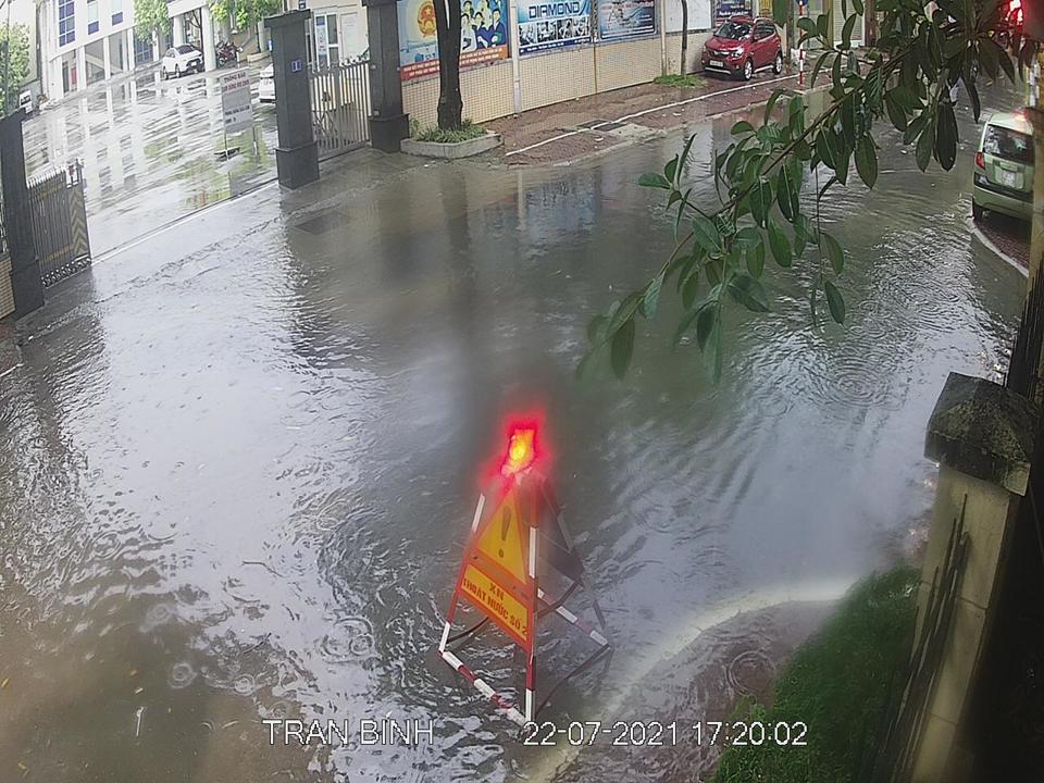 [Ảnh] Nội thành Hà Nội bất ngờ mưa lớn, ô tô rẽ sóng trên phố - Ảnh 11