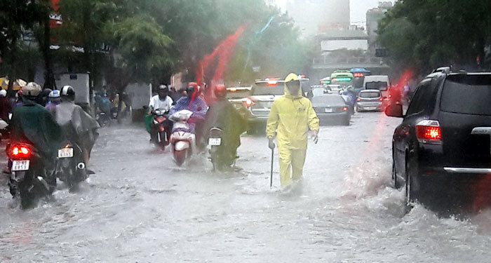 Mưa lớn bất ngờ khiến nhiều tuyến phố ở Hà Nội ngập sâu - Ảnh 2