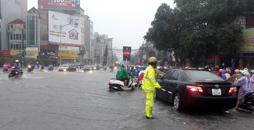 Mưa lớn bất ngờ khiến nhiều tuyến phố ở Hà Nội ngập sâu - Ảnh 1