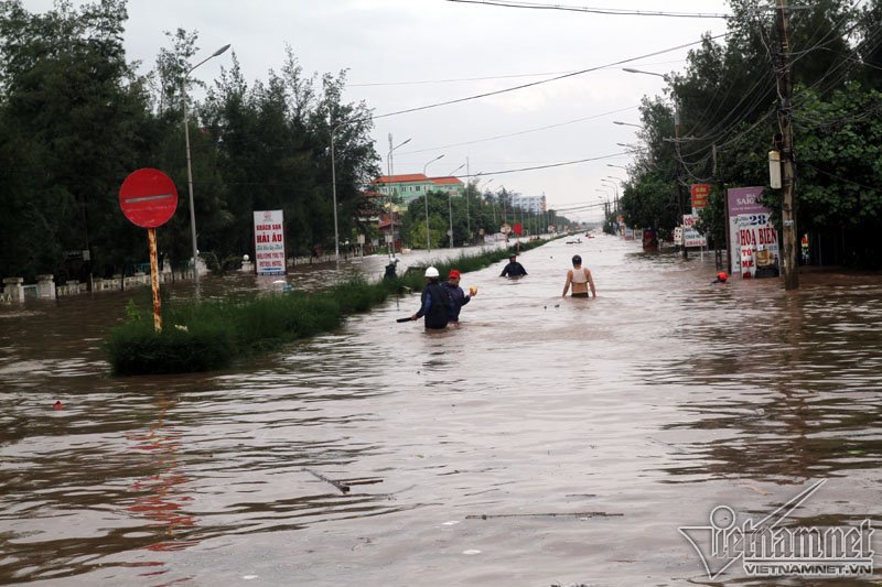 Toàn cảnh bão số 10 tàn phá miền Trung, Hà Tĩnh - Quảng Bình thiệt hại nặng nề - Ảnh 5