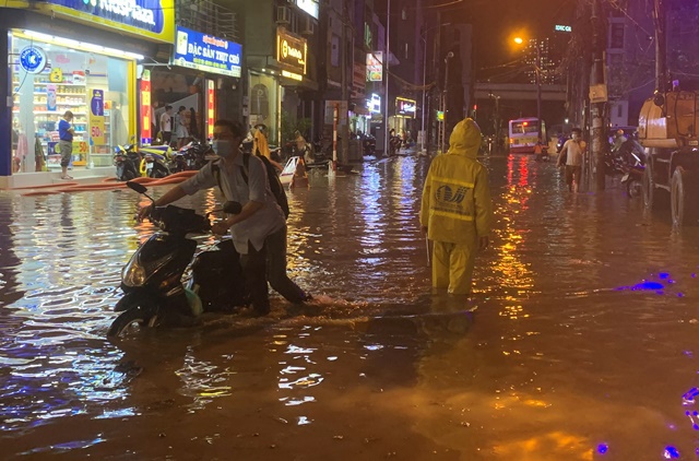 Hà Nội: Nhiều tuyến đường ngập úng sau mưa lớn - Ảnh 10