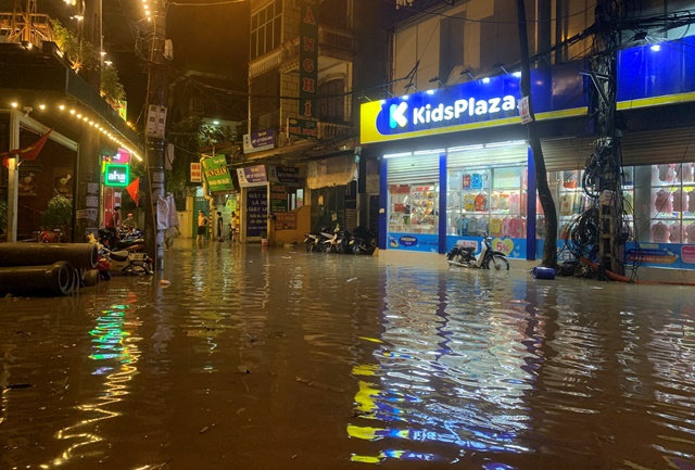 Hà Nội: Nhiều tuyến đường ngập úng sau mưa lớn - Ảnh 9