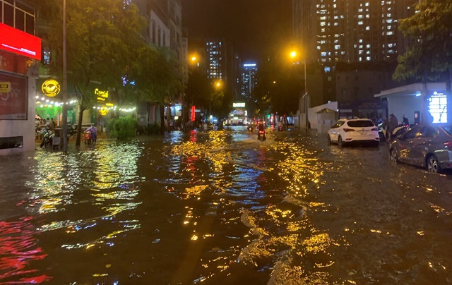 Hà Nội: Nhiều tuyến đường ngập úng sau mưa lớn - Ảnh 11