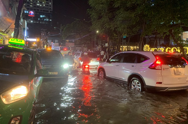 Hà Nội: Nhiều tuyến đường ngập úng sau mưa lớn - Ảnh 12