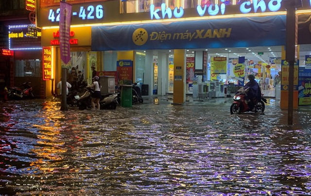 Hà Nội: Nhiều tuyến đường ngập úng sau mưa lớn - Ảnh 15