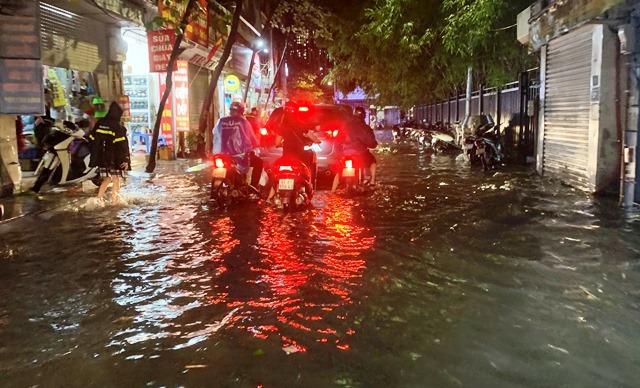 Hà Nội: Nhiều tuyến đường ngập úng sau mưa lớn - Ảnh 16