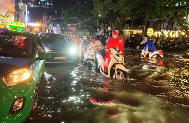 Hà Nội: Nhiều tuyến đường ngập úng sau mưa lớn - Ảnh 13