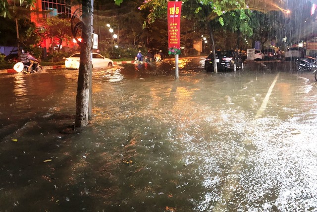 Hà Nội: Nhiều tuyến đường ngập úng sau mưa lớn - Ảnh 3