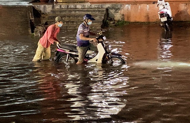Hà Nội: Nhiều tuyến đường ngập úng sau mưa lớn - Ảnh 6