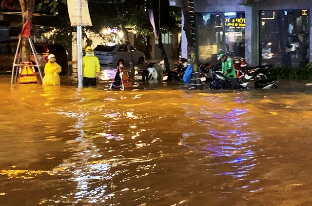 Hà Nội: Nhiều tuyến đường ngập úng sau mưa lớn - Ảnh 4