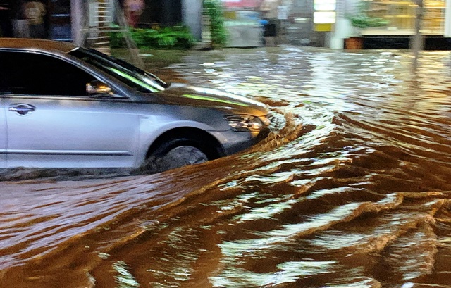 Hà Nội: Nhiều tuyến đường ngập úng sau mưa lớn - Ảnh 7