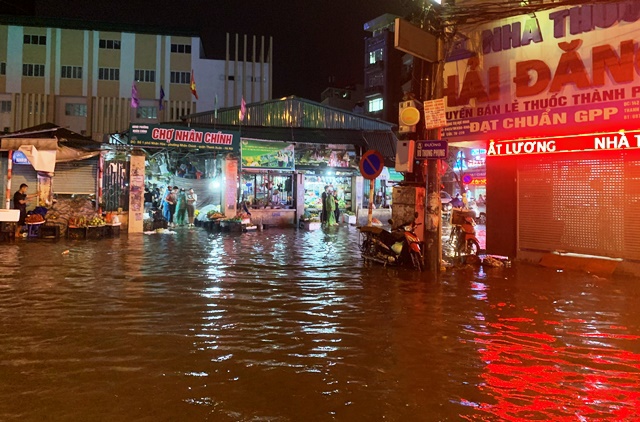 Hà Nội: Nhiều tuyến đường ngập úng sau mưa lớn - Ảnh 8